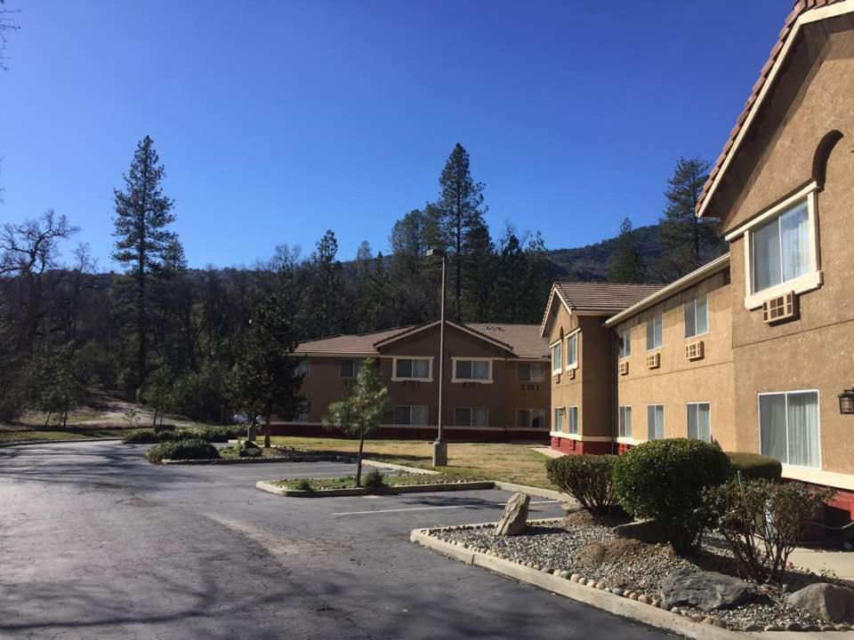 Vista Yosemite Inn Oakhurst Exterior photo